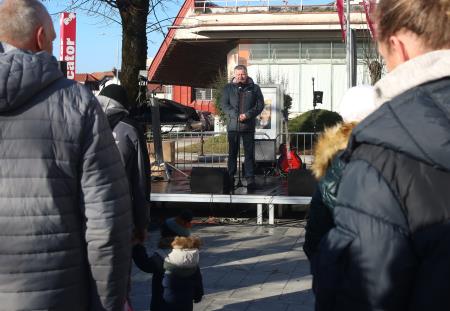 TRIJE DOBRI MOŽJE, ROMANA KRAJNČAN IN JELENI PRIREDITEV PRED KULTURNIM DOMOM 19 FOTO LJUBO VUKELIČ